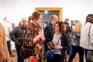 Wernisaże dzień po dniu: Agnieszka Hołda-Myśliwiec / Marta Sysło - Zdjęcie z otwarcia wystawy w Galerii TCK. Przedstawia uczestników wernisażu, skupionych w oglądaniu prac i rozmowach z autorami. Fotografia ukazuje dynamiczną atmosferę wydarzenia.