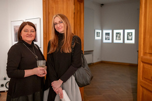 Wernisaże dzień po dniu: Agnieszka Hołda-Myśliwiec / Marta Sysło - Zdjęcie z otwarcia wystawy w Galerii TCK. Przedstawia uczestników wernisażu, skupionych w oglądaniu prac i rozmowach z autorami. Fotografia ukazuje dynamiczną atmosferę wydarzenia.