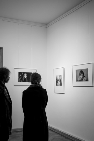 Wernisaże dzień po dniu: Agnieszka Hołda-Myśliwiec / Marta Sysło - Zdjęcie z otwarcia wystawy w Galerii TCK. Przedstawia uczestników wernisażu, skupionych w oglądaniu prac i rozmowach z autorami. Fotografia ukazuje dynamiczną atmosferę wydarzenia.