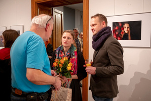 Wernisaże dzień po dniu: Agnieszka Hołda-Myśliwiec / Marta Sysło - Zdjęcie z otwarcia wystawy w Galerii TCK. Przedstawia uczestników wernisażu, skupionych w oglądaniu prac i rozmowach z autorami. Fotografia ukazuje dynamiczną atmosferę wydarzenia.