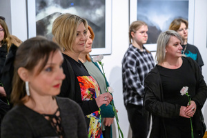 Wernisaż wystawy Autoportret Naturalnie - Publiczność podczas otwarcia wystawy Inez Baturo.