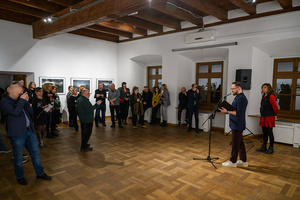 Wernisaż wystawy Autoportret Naturalnie - Przemowa podczas otwarcia wystawy z udziałem publiczności.