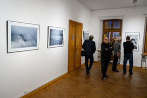 Wernisaż wystawy Autoportret Naturalnie - Publiczność oglądająca fotografie autorstwa Inez Baturo.