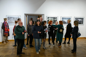 Wernisaż wystawy Autoportret Naturalnie - Publiczność podczas otwarcia wystawy Inez Baturo.