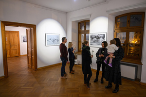 Wernisaż wystawy Autoportret Naturalnie - Publiczność oglądająca fotografie autorstwa Inez Baturo.