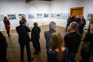 Wernisaż wystawy Autoportret Naturalnie - Publiczność podczas otwarcia wystawy Inez Baturo.