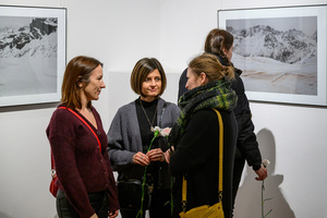 Wernisaż wystawy Autoportret Naturalnie - Publiczność oglądająca fotografie autorstwa Inez Baturo.