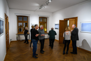 Wernisaż wystawy Autoportret Naturalnie - Publiczność oglądająca fotografie autorstwa Inez Baturo.