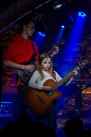 Koncert S.M.Rock - 14.03.2023 - Scena S.M.Rock w akcji - Uczniowie występują.