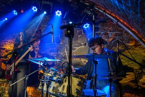 Koncert S.M.Rock - 14.03.2023 - Scena S.M.Rock w akcji - Uczniowie występują.