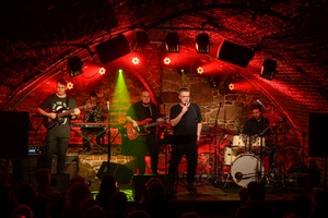 Koncert S.M.Rock - 14.03.2023 - Scena S.M.Rock w akcji - Nauczyciele występują.