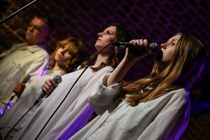 Koncert: Pracownia piosenki prezentuje - Niepozorny zaścianek - Zdjęcie przedstawia scenę w Piwnicach TCK podczas koncertu. Na scenie znajdują się wykonawcy.