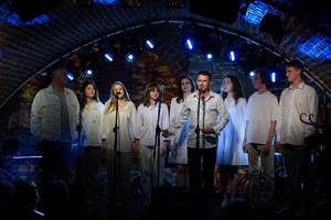 Koncert: Pracownia piosenki prezentuje - Niepozorny zaścianek - Zdjęcie przedstawia scenę w Piwnicach TCK podczas koncertu. Na scenie znajdują się wykonawcy.