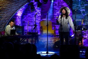 Koncert: Pracownia piosenki prezentuje - Niepozorny zaścianek - Zdjęcie przedstawia scenę w Piwnicach TCK podczas koncertu. Na scenie znajdują się wykonawcy.