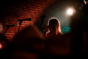 Koncert: Pracownia piosenki prezentuje - Niepozorny zaścianek - Zdjęcie przedstawia scenę w Piwnicach TCK podczas koncertu. Na scenie znajdują się wykonawcy.