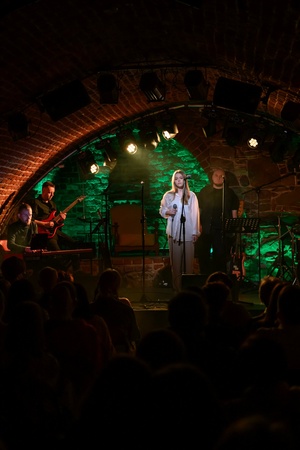 Koncert: Pracownia piosenki prezentuje - Niepozorny zaścianek - Zdjęcie przedstawia scenę w Piwnicach TCK podczas koncertu. Na scenie znajdują się wykonawcy.