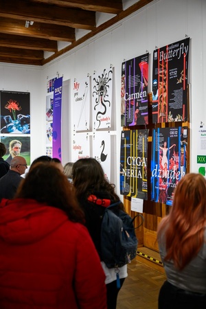 Wernisaż wystawy Przeskok - Publiczność na wernisażu wystawy, oglądająca prace studentów Wydziału Sztuki Akademii Tarnowskiej