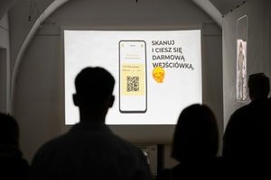 Wernisaż wystawy Przeskok - Publiczność na wernisażu wystawy, oglądająca prace studentów Wydziału Sztuki Akademii Tarnowskiej