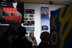 Wernisaż wystawy Przeskok - Publiczność na wernisażu wystawy, oglądająca prace studentów Wydziału Sztuki Akademii Tarnowskiej