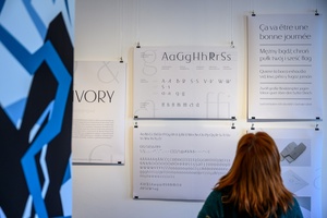 Wernisaż wystawy Przeskok - Publiczność na wernisażu wystawy, oglądająca prace studentów Wydziału Sztuki Akademii Tarnowskiej