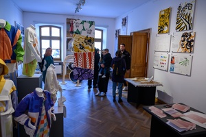 Wernisaż wystawy Przeskok - Publiczność na wernisażu wystawy, oglądająca prace studentów Wydziału Sztuki Akademii Tarnowskiej