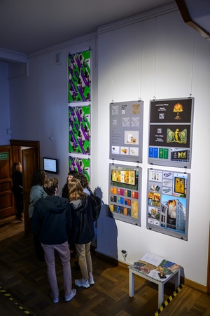 Wernisaż wystawy Przeskok - Publiczność na wernisażu wystawy, oglądająca prace studentów Wydziału Sztuki Akademii Tarnowskiej