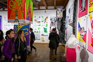 Wernisaż wystawy Przeskok - Publiczność na wernisażu wystawy, oglądająca prace studentów Wydziału Sztuki Akademii Tarnowskiej