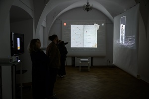 Wernisaż wystawy Przeskok - Publiczność na wernisażu wystawy, oglądająca prace studentów Wydziału Sztuki Akademii Tarnowskiej