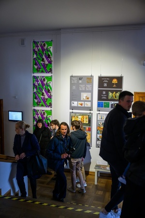 Wernisaż wystawy Przeskok - Publiczność na wernisażu wystawy, oglądająca prace studentów Wydziału Sztuki Akademii Tarnowskiej