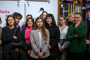 Wernisaż wystawy Przeskok - Studenci Wydziału Sztuki Akademii Tarnowskiej podczas wernisażu