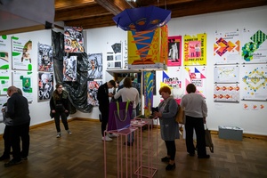 Wernisaż wystawy Przeskok - Publiczność na wernisażu wystawy, oglądająca prace studentów Wydziału Sztuki Akademii Tarnowskiej