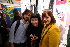 Wernisaż wystawy Przeskok - Publiczność na wernisażu wystawy, oglądająca prace studentów Wydziału Sztuki Akademii Tarnowskiej