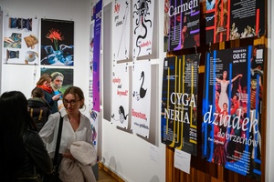 Wernisaż wystawy Przeskok - Publiczność na wernisażu wystawy, oglądająca prace studentów Wydziału Sztuki Akademii Tarnowskiej