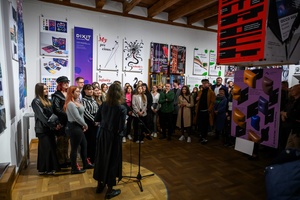 Wernisaż wystawy Przeskok - Studenci Wydziału Sztuki Akademii Tarnowskiej podczas przemowy otwarcia wystawy przez panią Dziekan AT dr Agnieszkę Bartak-Lisikiewicz