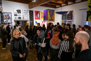 Wernisaż wystawy Przeskok - Publiczność na wernisażu wystawy, oglądająca prace studentów Wydziału Sztuki Akademii Tarnowskiej