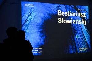 Wernisaż wystawy Przeskok - Publiczność na wernisażu wystawy, oglądająca prace studentów Wydziału Sztuki Akademii Tarnowskiej