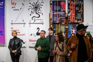 Wernisaż wystawy Przeskok - Publiczność na wernisażu wystawy, oglądająca prace studentów Wydziału Sztuki Akademii Tarnowskiej