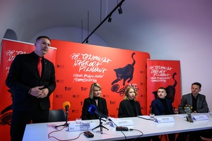 Konferencja prasowa 38. TNF - Sztab organizacyjny na tle wizualizacji festiwalu. Od lewej: Tomasz Kapturkiewicz - dyr. TCK, Dominika Dąbek - zastępca dyr. TCK, Magdalena Piątek - producent 38. TNF, Kuba Armata - dyr. art. 38. TNF, Sebastian Szafarz - kier. działu imprez TCK