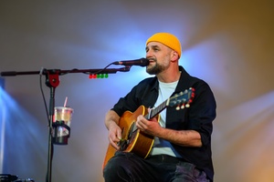 Koncert: Skubas - Duet Akustycznie - Na scenie grający na gitarze i śpiewający Skubas