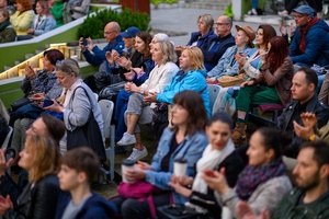 Koncert: Skubas - Duet Akustycznie - Amfiteatralna publiczność zasłuchana w piosenkach Skubasa