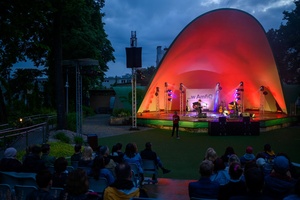 Koncert: Skubas - Duet Akustycznie - Na amfiteatralnej scenie grający na gitarach Marcin Grabiński i Skubas