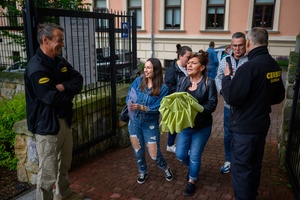 Koncert: Skubas - Duet Akustycznie - Publiczność wchodząca na koncert do Amfiteatru