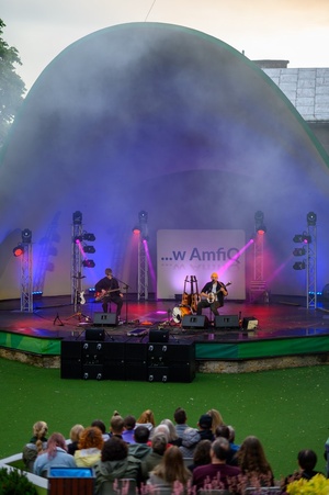 Koncert: Skubas - Duet Akustycznie - Na amfiteatralnej scenie grający na gitarach Marcin Grabiński i Skubas