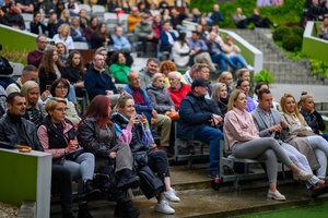 Koncert: Skubas - Duet Akustycznie - Amfiteatralna publiczność zasłuchana w piosenkach Skubasa