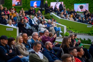 Koncert: Skubas - Duet Akustycznie - Amfiteatralna publiczność zasłuchana w piosenkach Skubasa