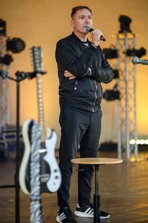 Koncert: Skubas - Duet Akustycznie - Dyrektor TCK Tomasz Kapturkiewicz otwierający koncert