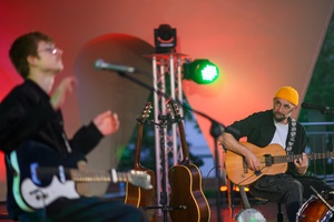 Koncert: Skubas - Duet Akustycznie - Na amfiteatralnej scenie grający na gitarach Marcin Grabiński i Skubas