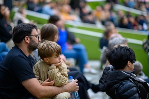 Koncert: Skubas - Duet Akustycznie - Amfiteatralna publiczność zasłuchana w piosenkach Skubasa