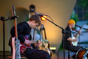 Koncert: Skubas - Duet Akustycznie - Na amfiteatralnej scenie grający na gitarach Marcin Grabiński i Skubas