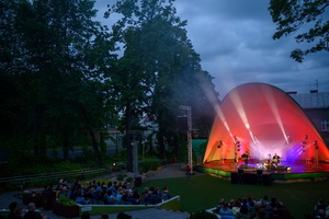 Koncert: Skubas - Duet Akustycznie - Na amfiteatralnej scenie grający na gitarach Marcin Grabiński i Skubas